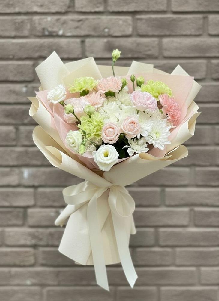 Букет цветов из: Гвоздики, Розы, Лизиантусы и Хризантемы в Столбище