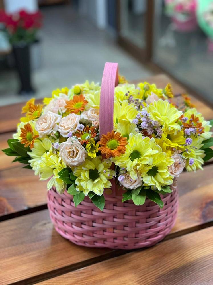 Цветочная композиция из Хризантемы и Розы в корзине в Столбище